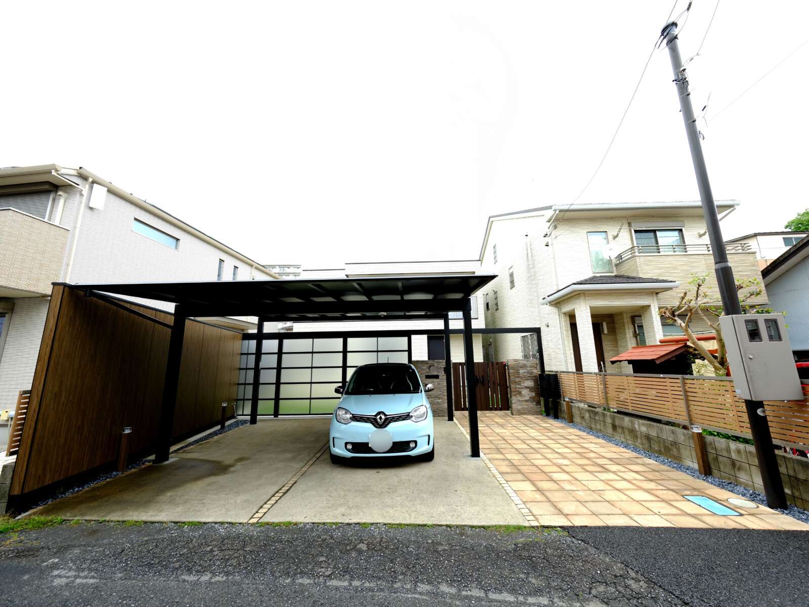 さいたま市で施工したスカイリードとブラックポリカ採光目隠しフェンス