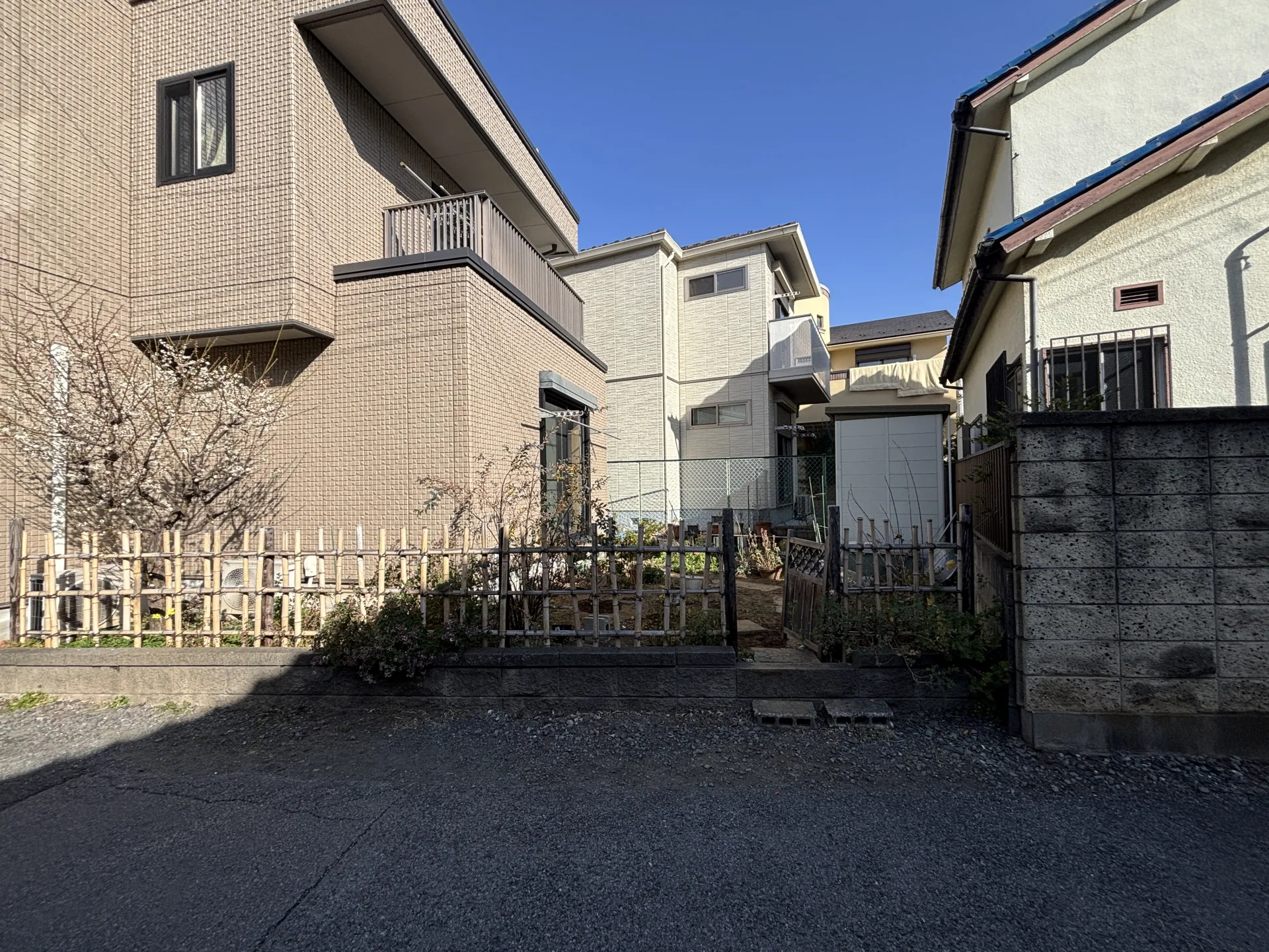 さいたま市大宮区の施工前の様子。施主様が手作りされた木製の四つ目フェンスと門扉、梅の木が残る庭スペース。