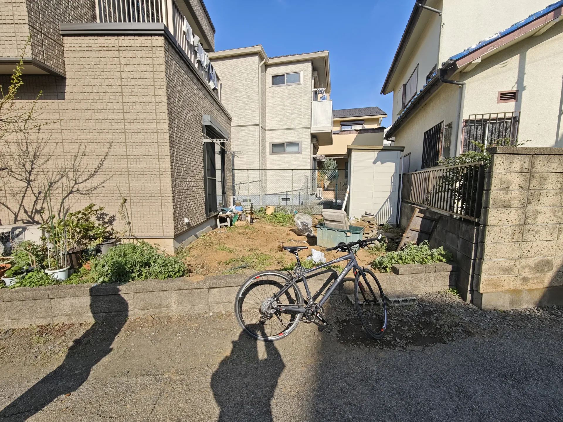 四つ目フェンスと門扉を撤去し、土工事に入る前の状態。約30cmの高低差が確認できる。