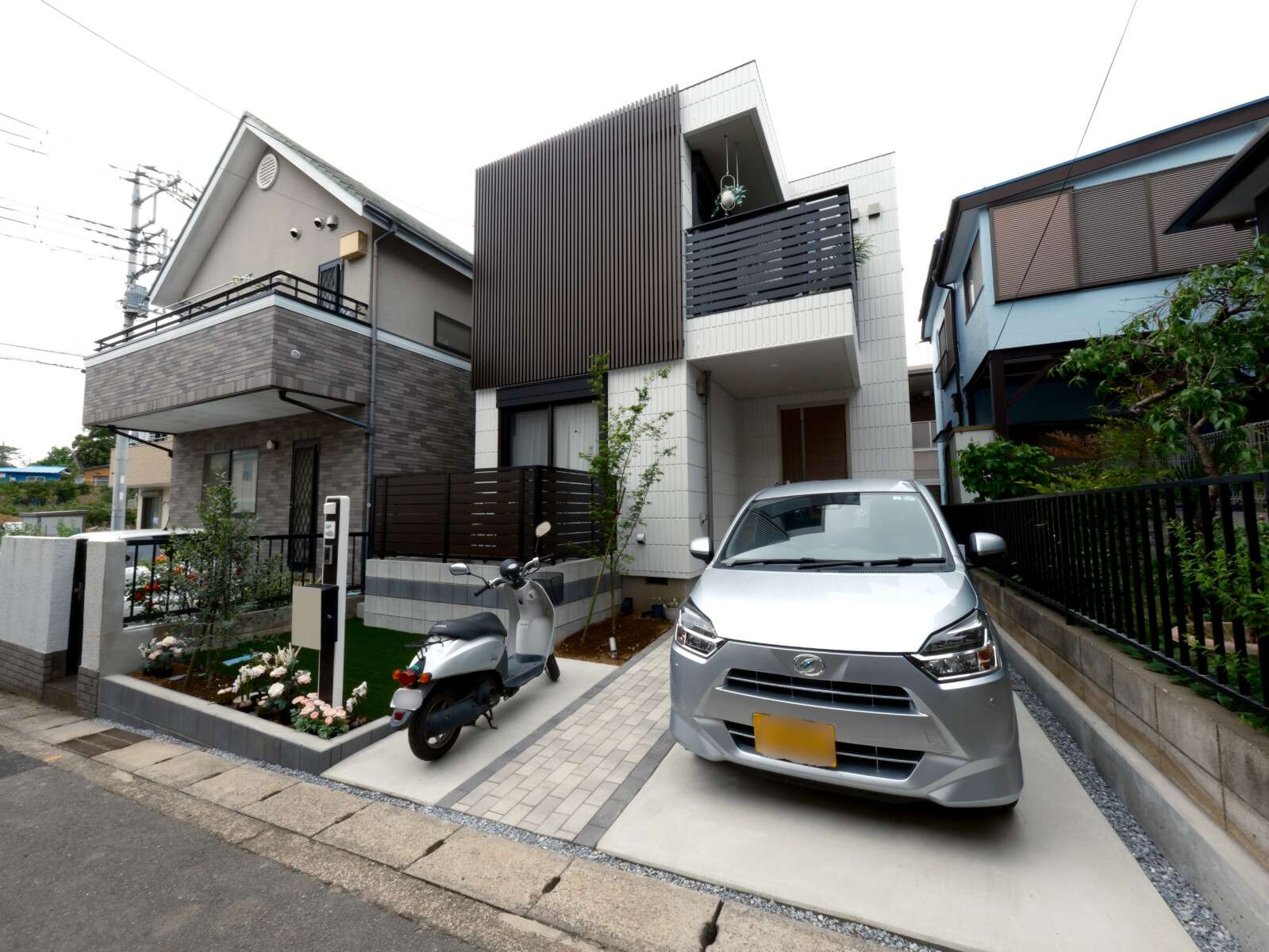 植栽スペースと機能門柱を配置したアプローチの正面写真