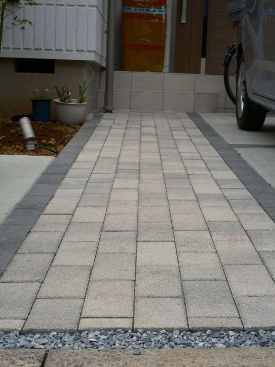 インターロッキングで仕上げたアプローチのアップ