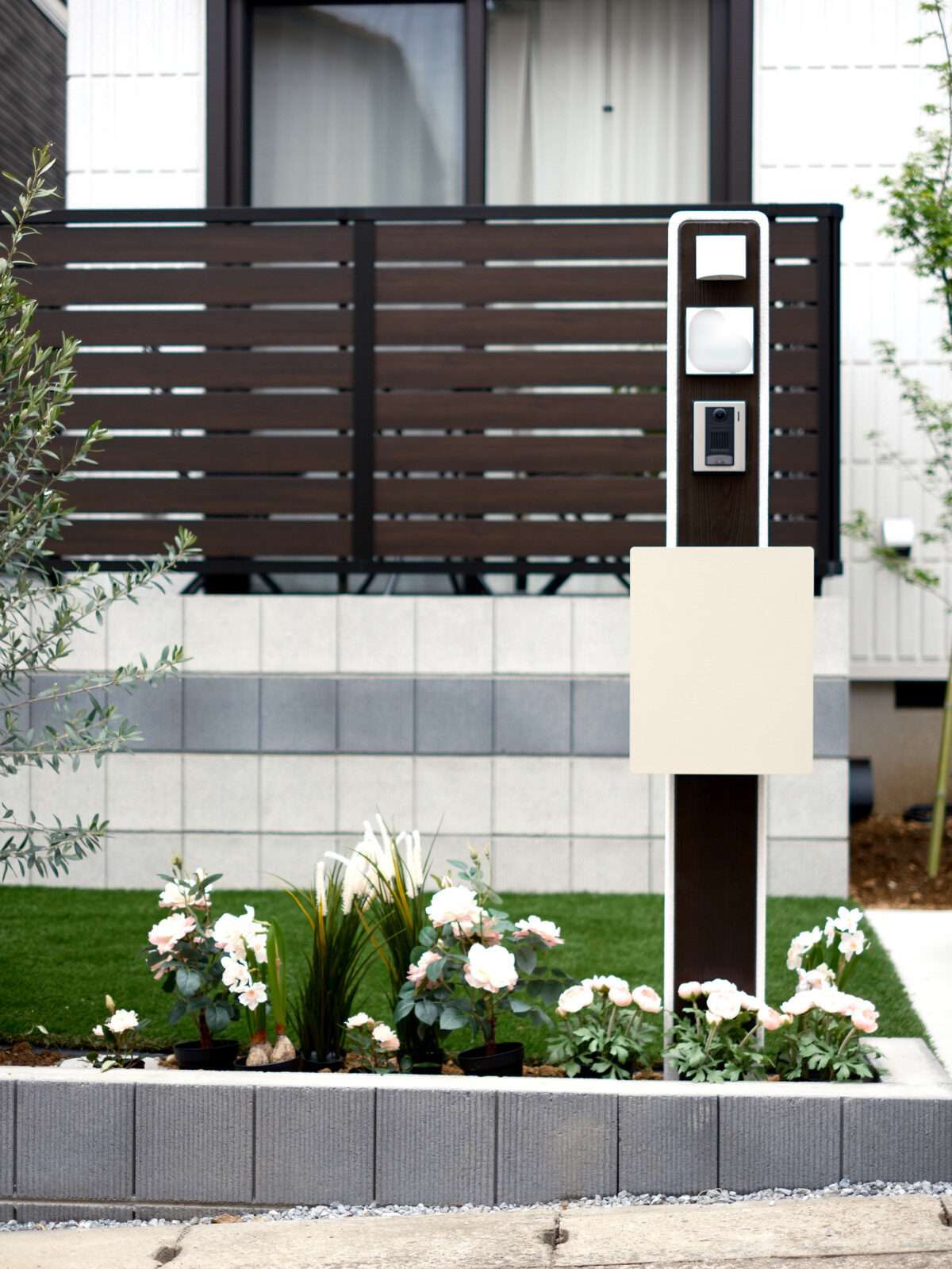 トーシン製ウッドスティックと花壇が並ぶ玄関まわり