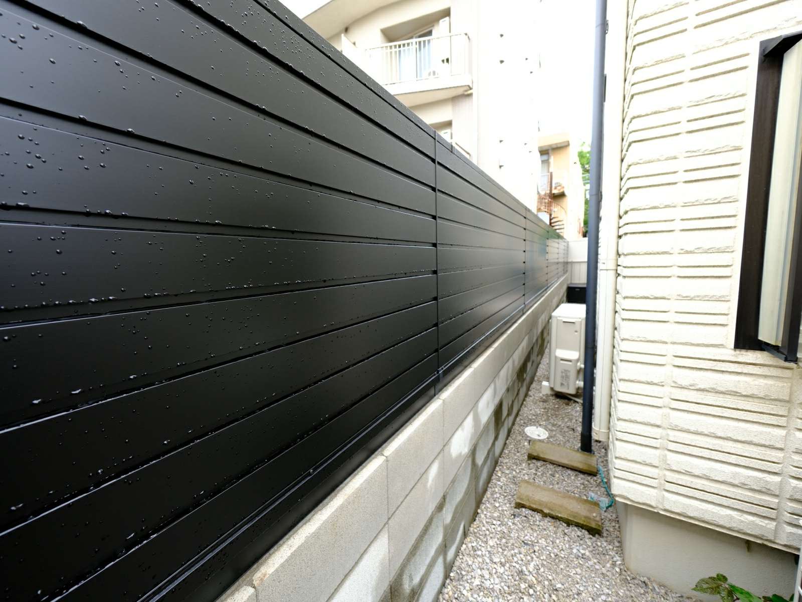 3段多段柱フェンスで隣地からの視線を遮る