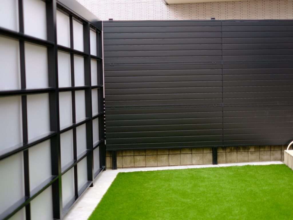 3段多段柱フェンスで隣地からの視線を遮る庭