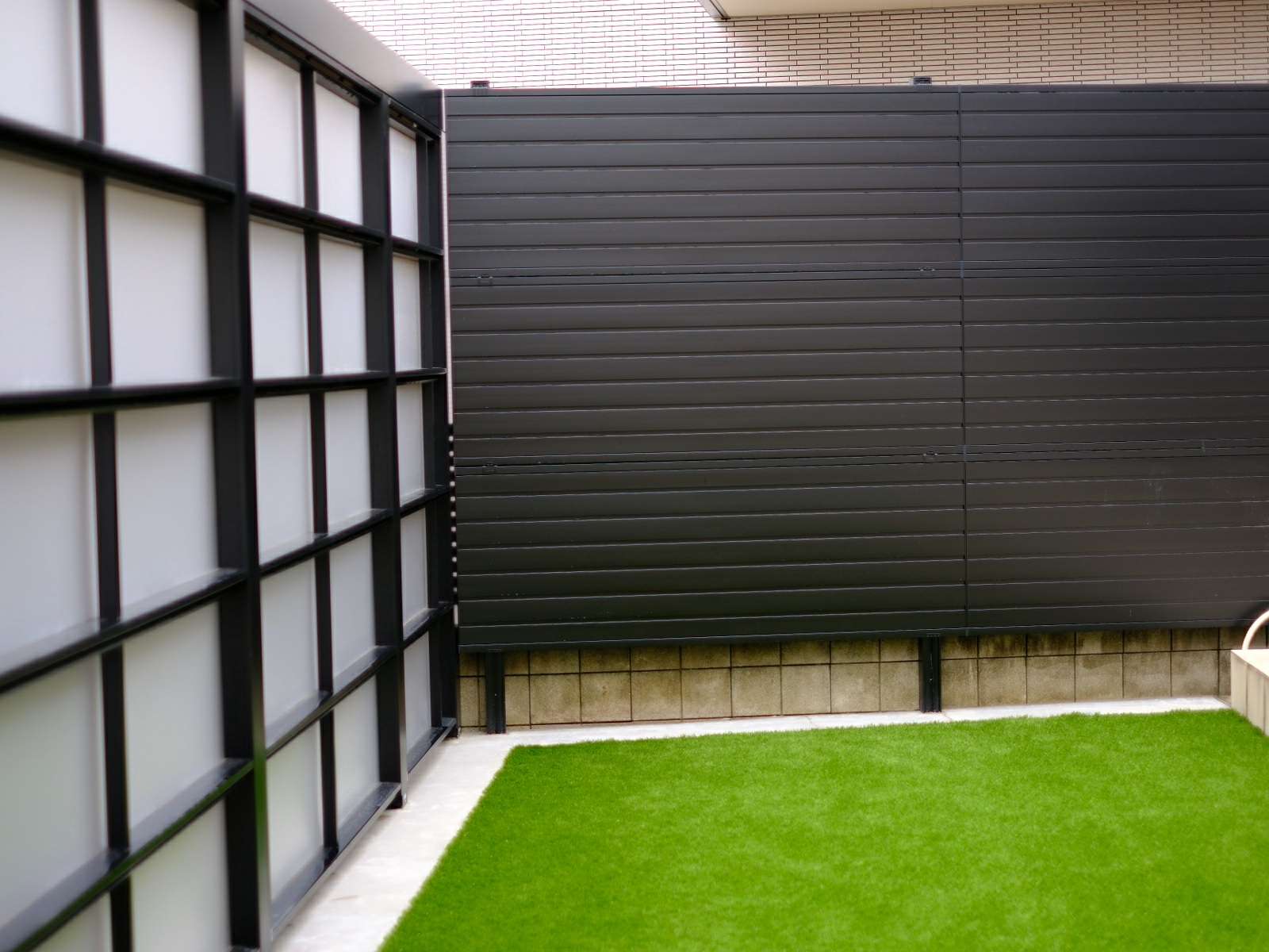 3段多段柱フェンスで隣地からの視線を遮る庭