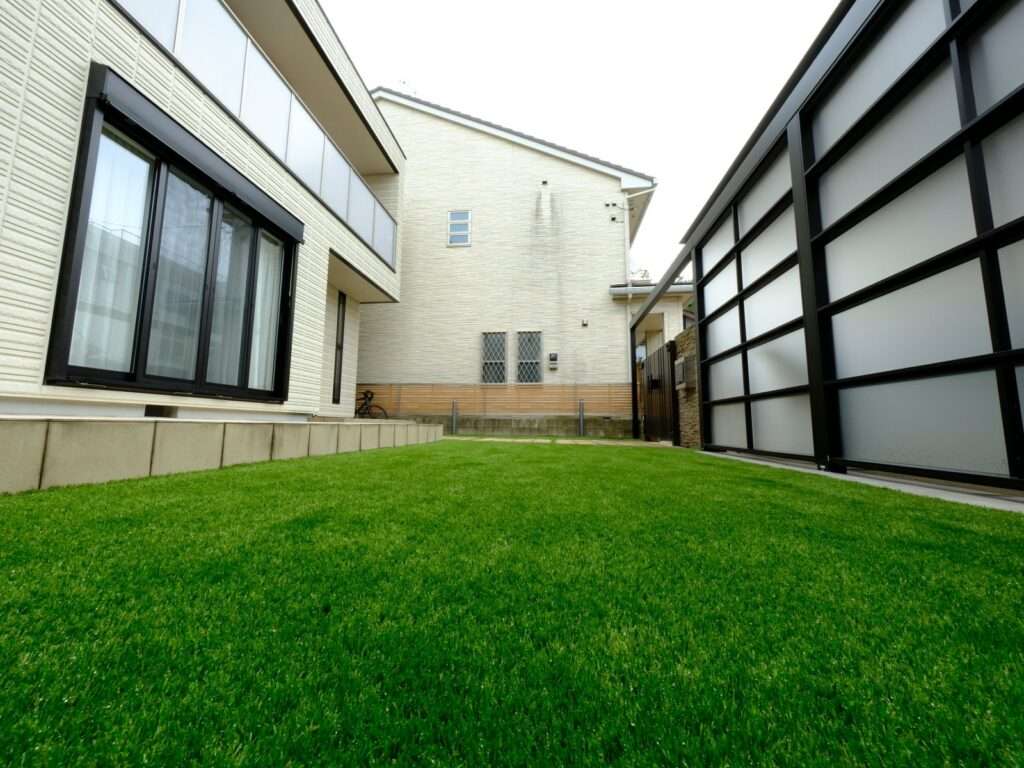 人工芝とフェンス、照明が設置されたおしゃれな庭空間
