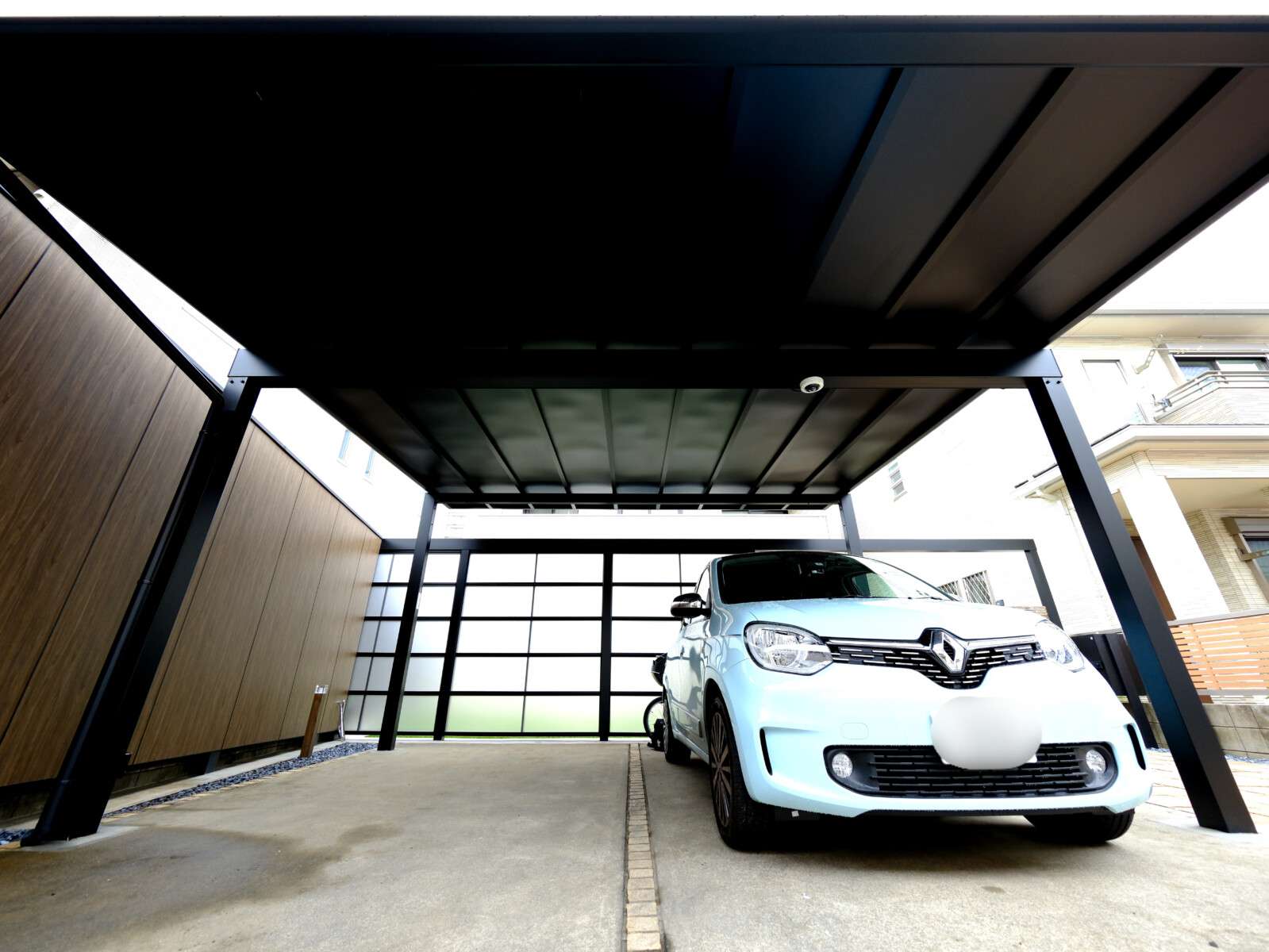 ブラックポリカ屋根で高級感あるスカイリードカーポート