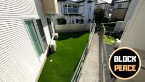 草加市・変形地を活かした一条工務店の新築外構全景。人工芝と目隠しフェンスで快適に整えられた庭とスペース