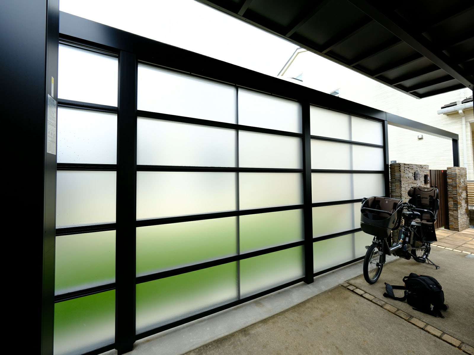 Mグローリア採光ポリカスクリーンでプライバシーを高めた門まわり