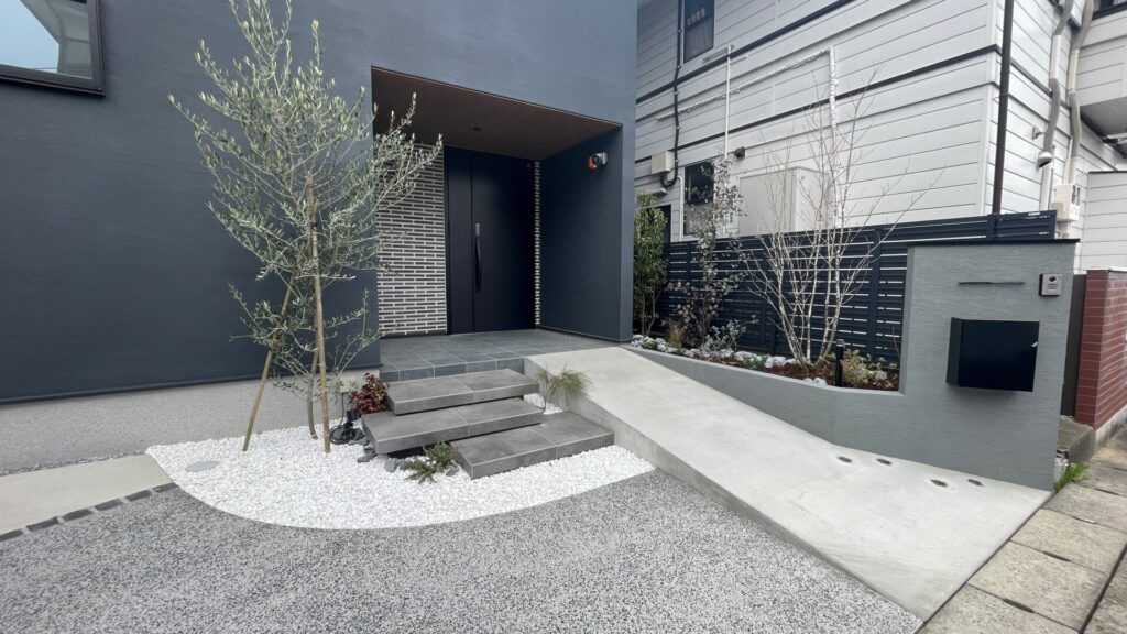 和モダンな建物と調和する、スロープと浮き階段、植栽が映える外構全景