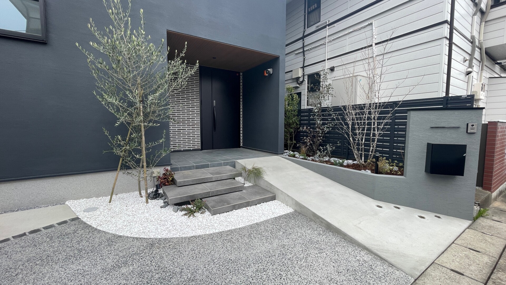 LIXILの浮遊ステップ材を使用した、高級感漂うタイル仕上げの浮き階段