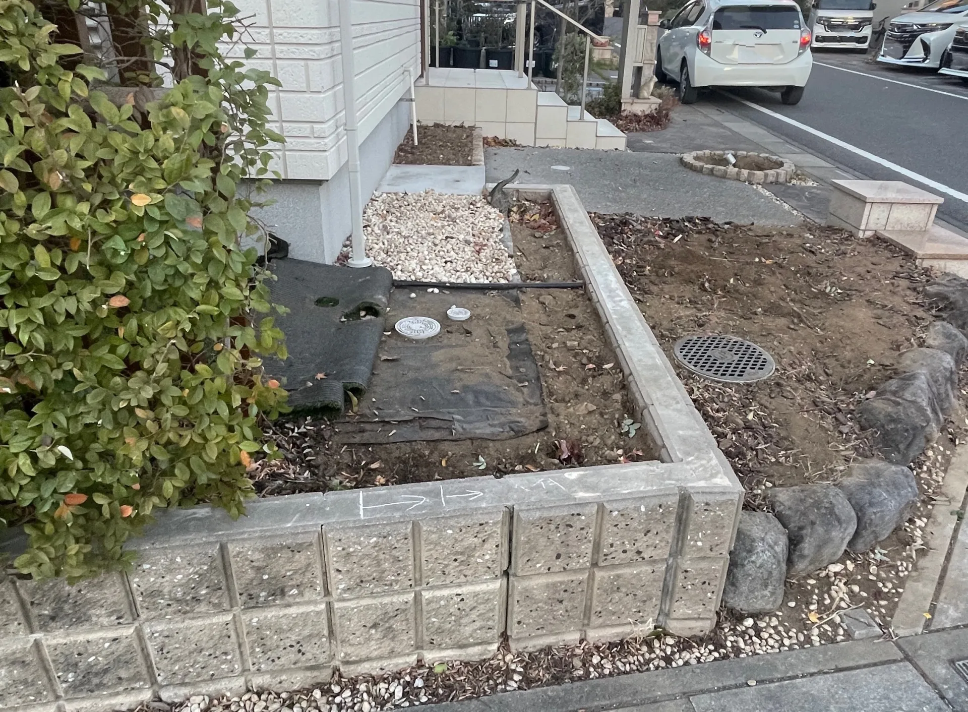 既存のブロックをカットしする位置を支持している写真