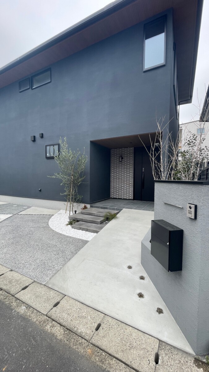 玄関内へバイクを搬入するために設計された、ゆとりある幅のコンクリートスロープ