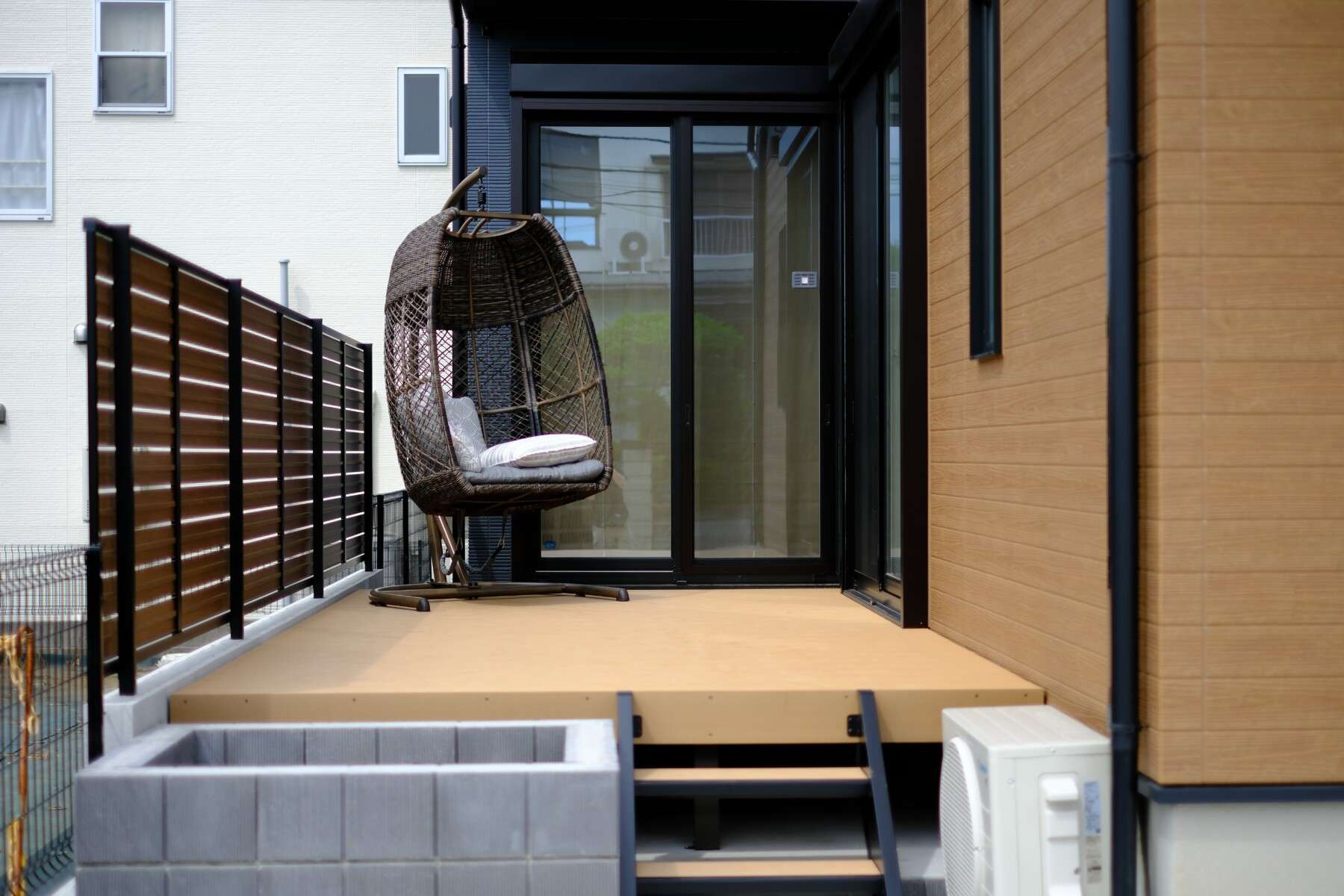 リビング前のウッドデッキと目隠しフェンスで構成されたプライベート空間