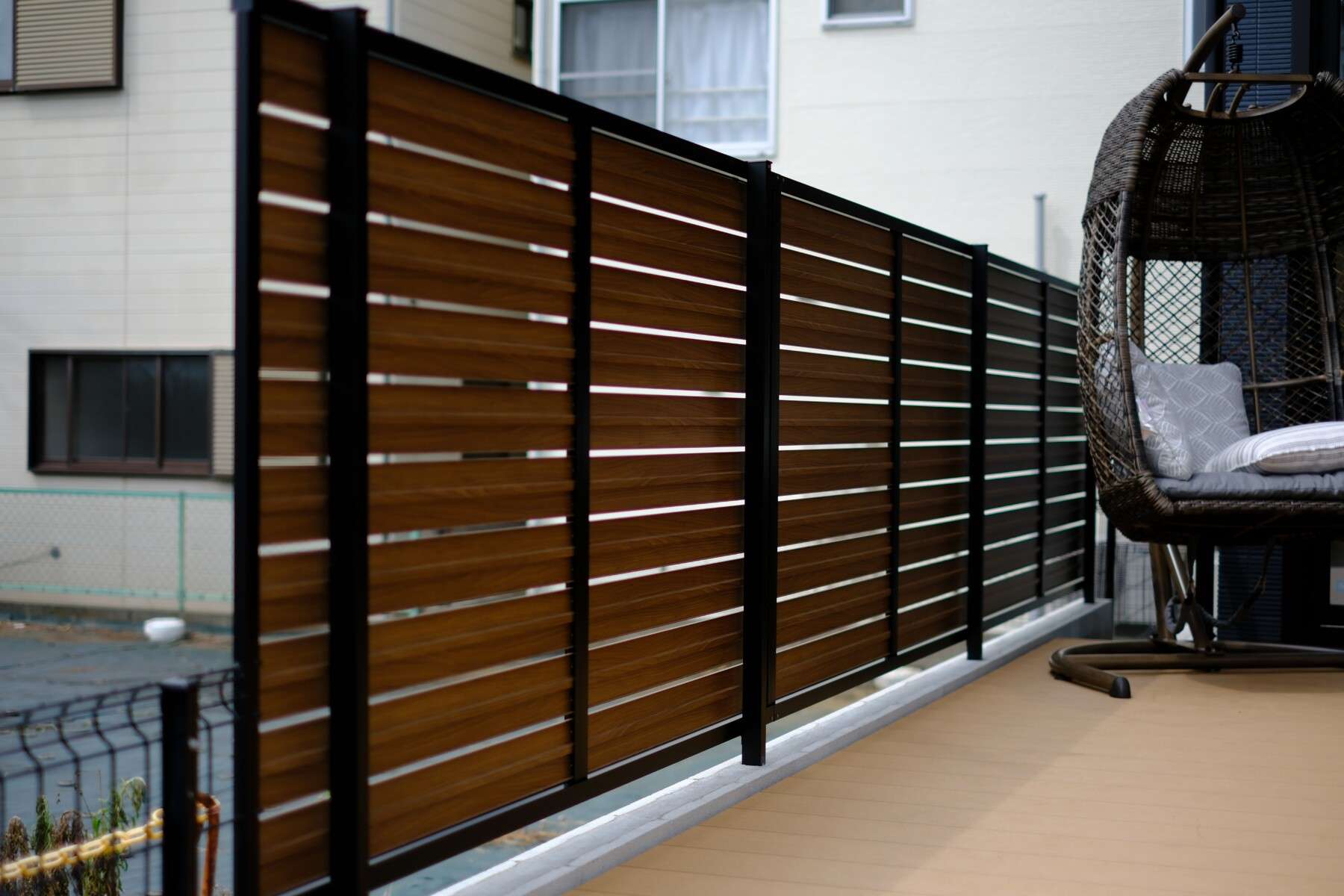 デッキとブロック高さを調整した安全で使いやすいガーデンスペース