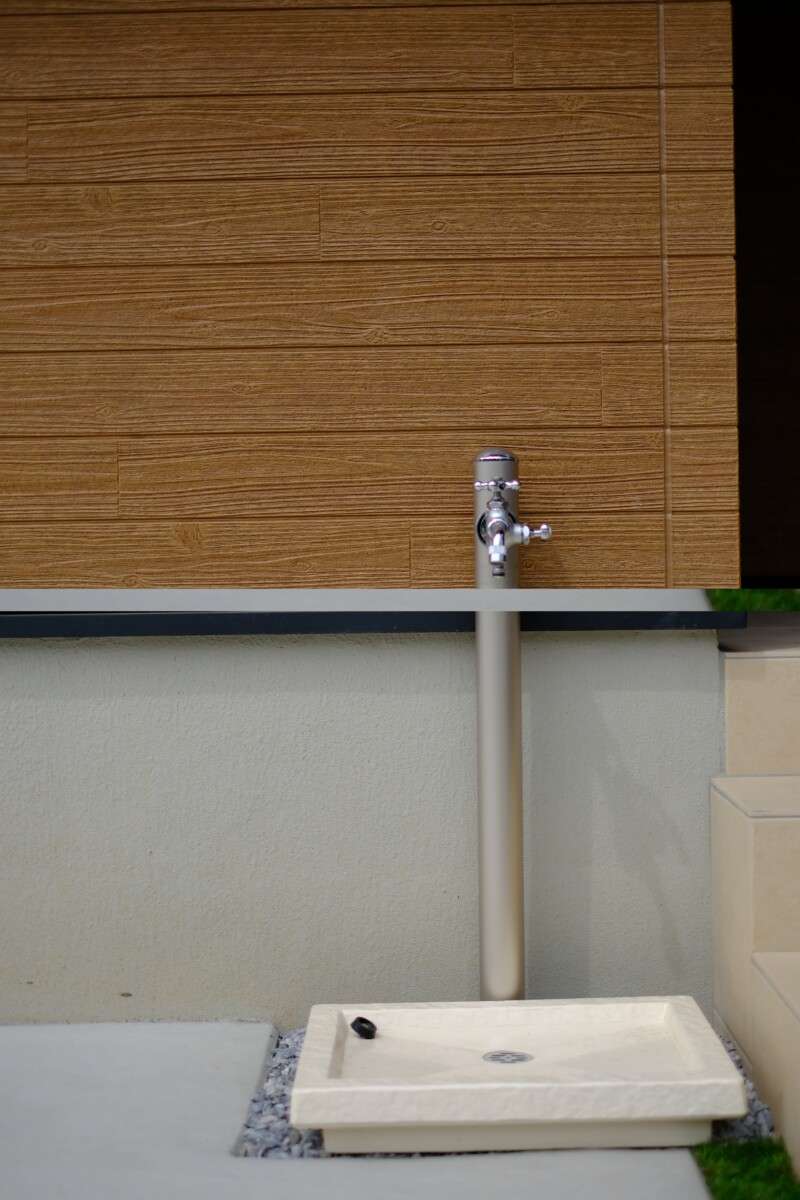 玄関まわりに設置したおしゃれな立水栓