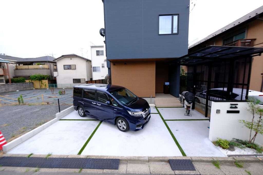 モダンな新築住宅に合わせたL字門柱と花壇のあるおしゃれな外構デザイン