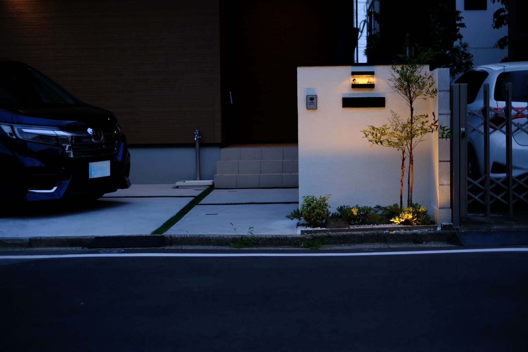 ナンテンの植栽とラインライトが調和した夜の門まわりデザイン