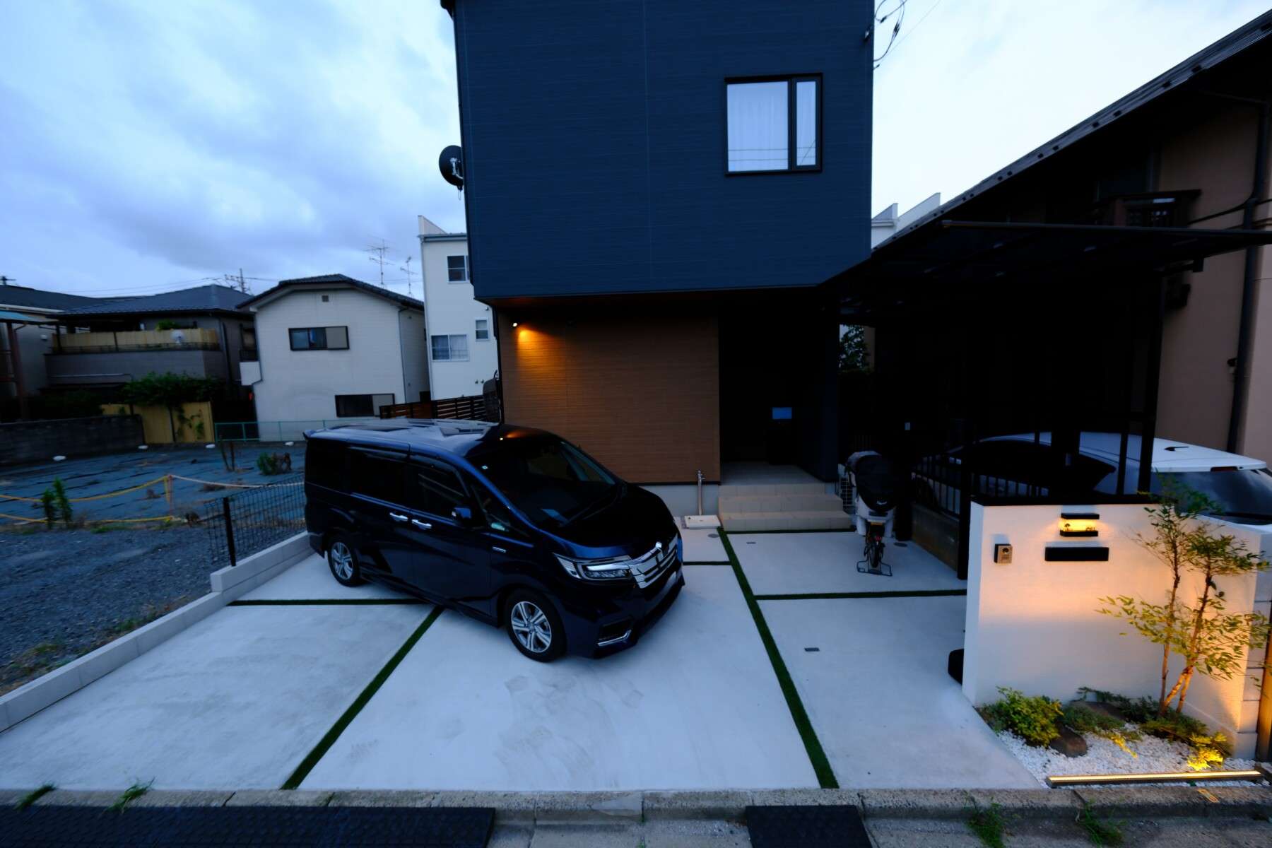 植栽と照明が映えるシンプルモダンな玄関まわりの夜景