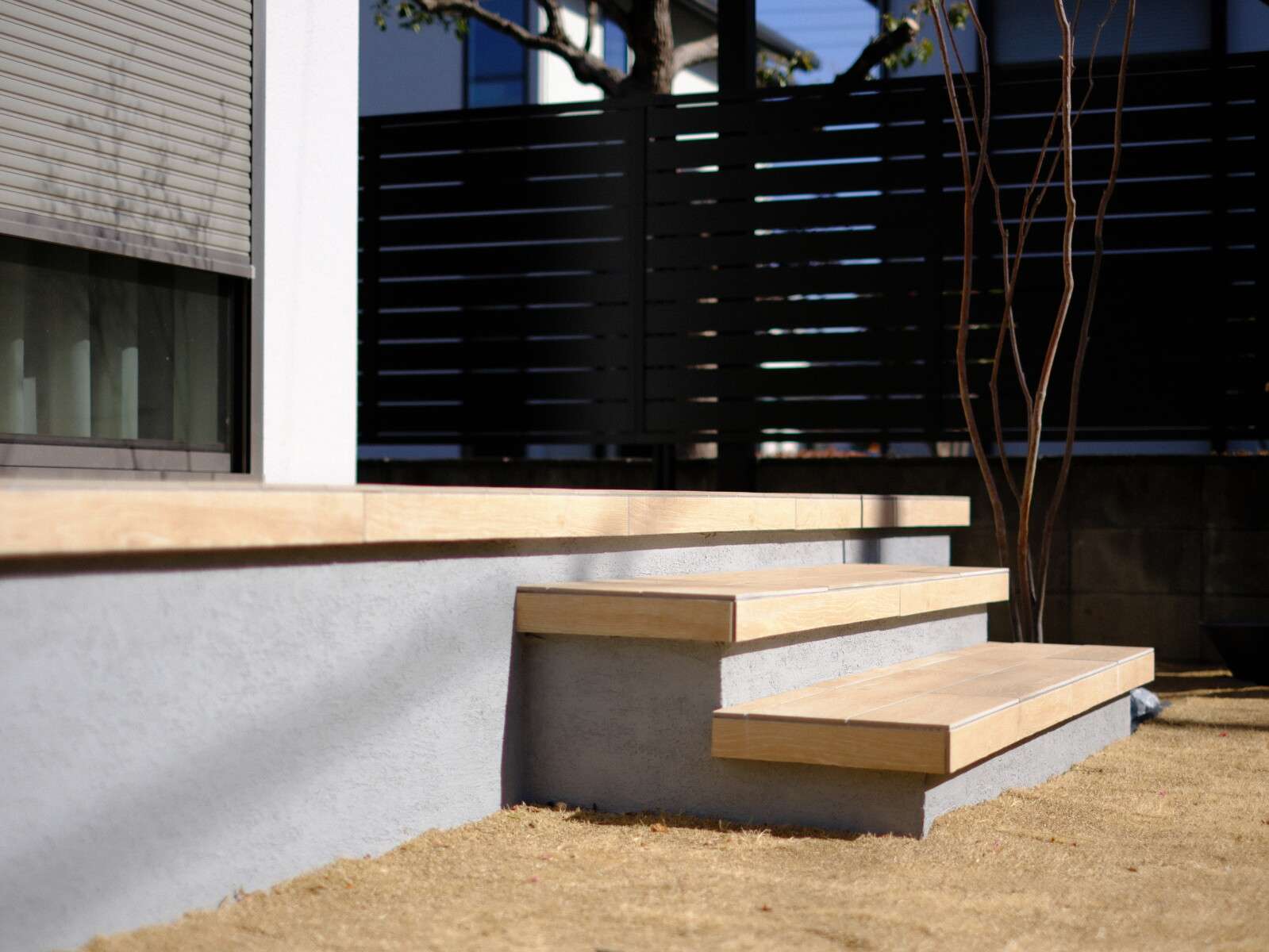 タイルデッキと立ち上がりの仕上げを見せる外構ディテール