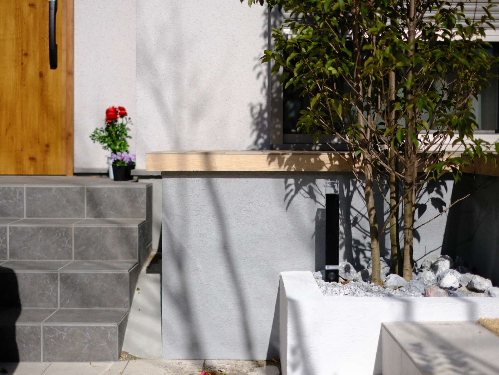 タイルデッキとアプローチ、植栽の調和