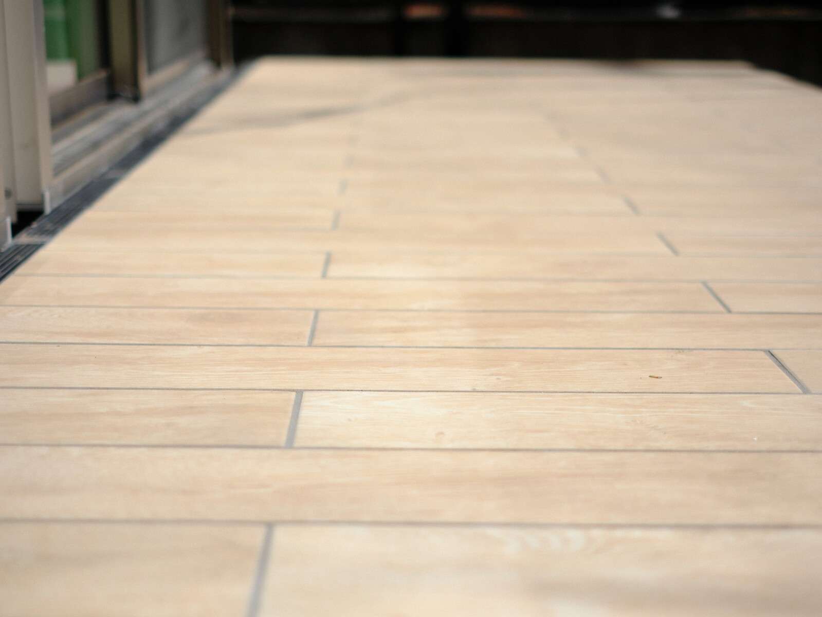 木目調のタイルデッキ面