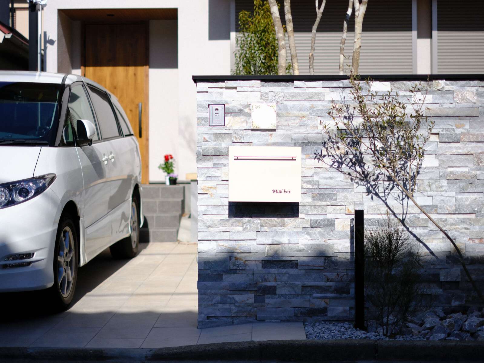 天然石タイルを使用した重厚感のある門柱