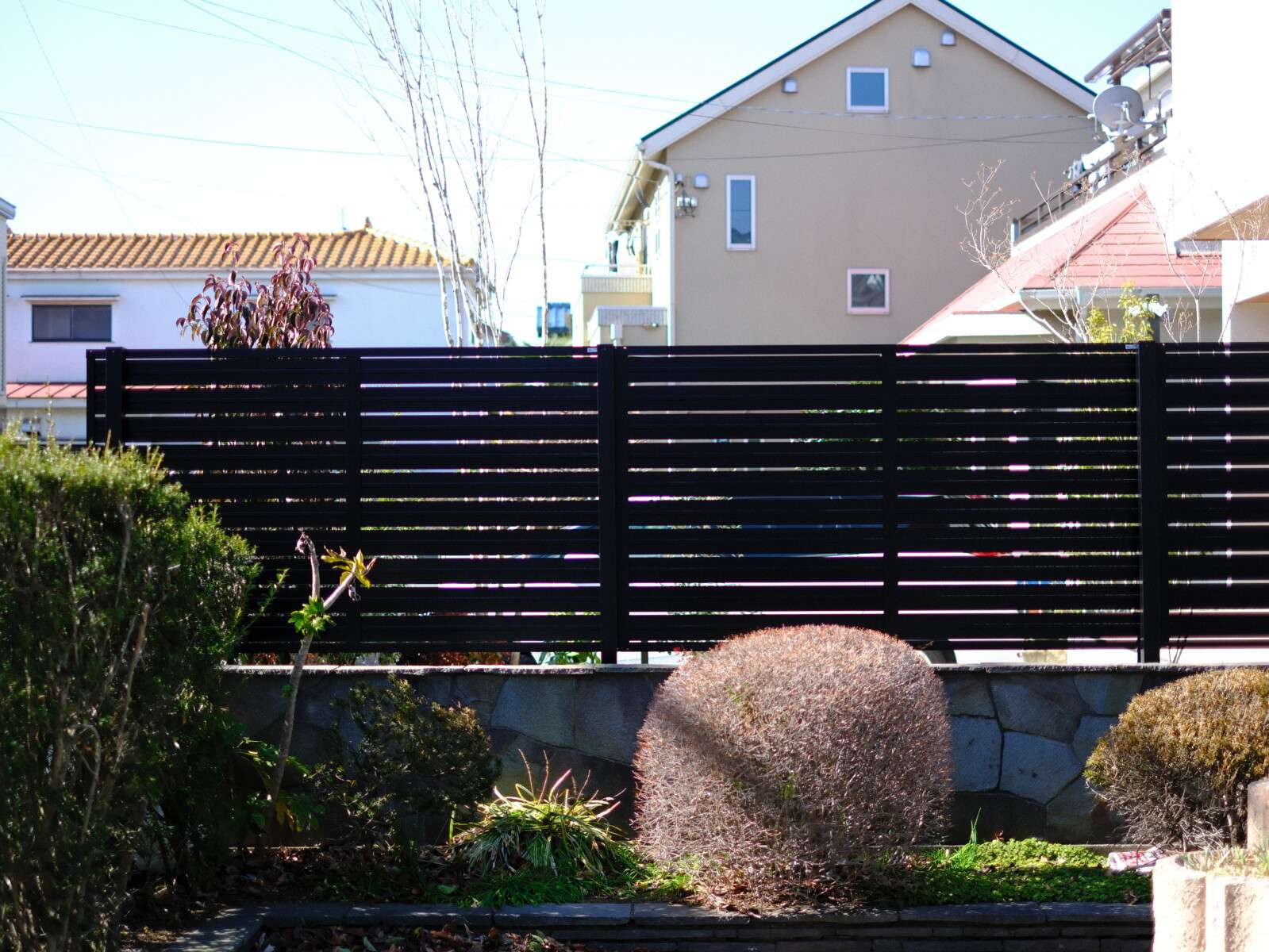 ナチュラルな植栽と調和したアルミフェンスのデザイン