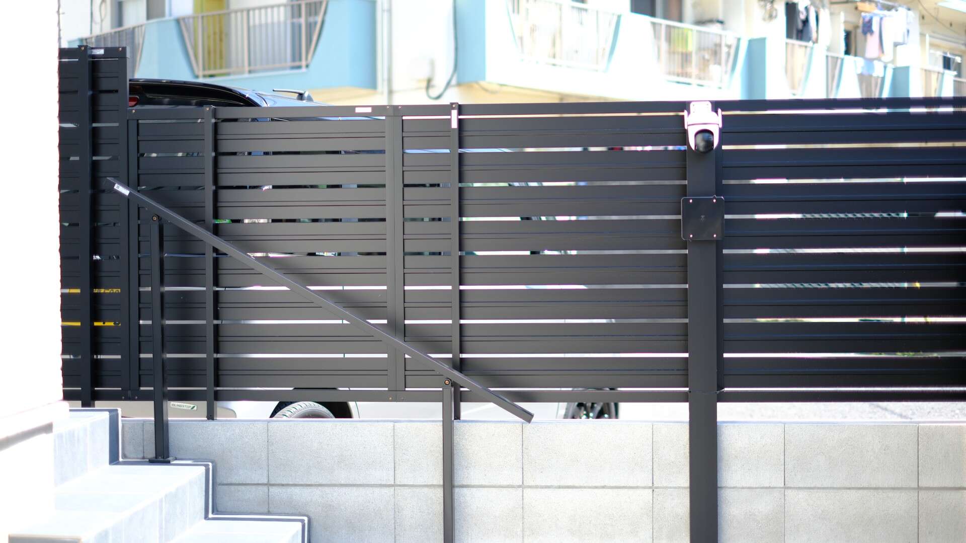 視認性と防犯性を両立した隙間のあるフェンスデザイン。