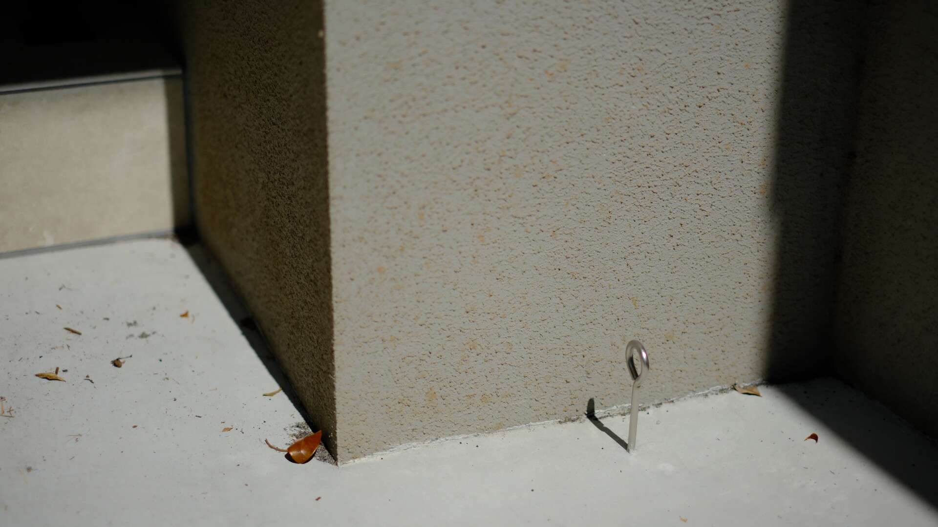 自転車の盗難を防ぐためのピンを設置したエリア。住まいの安全を考慮。