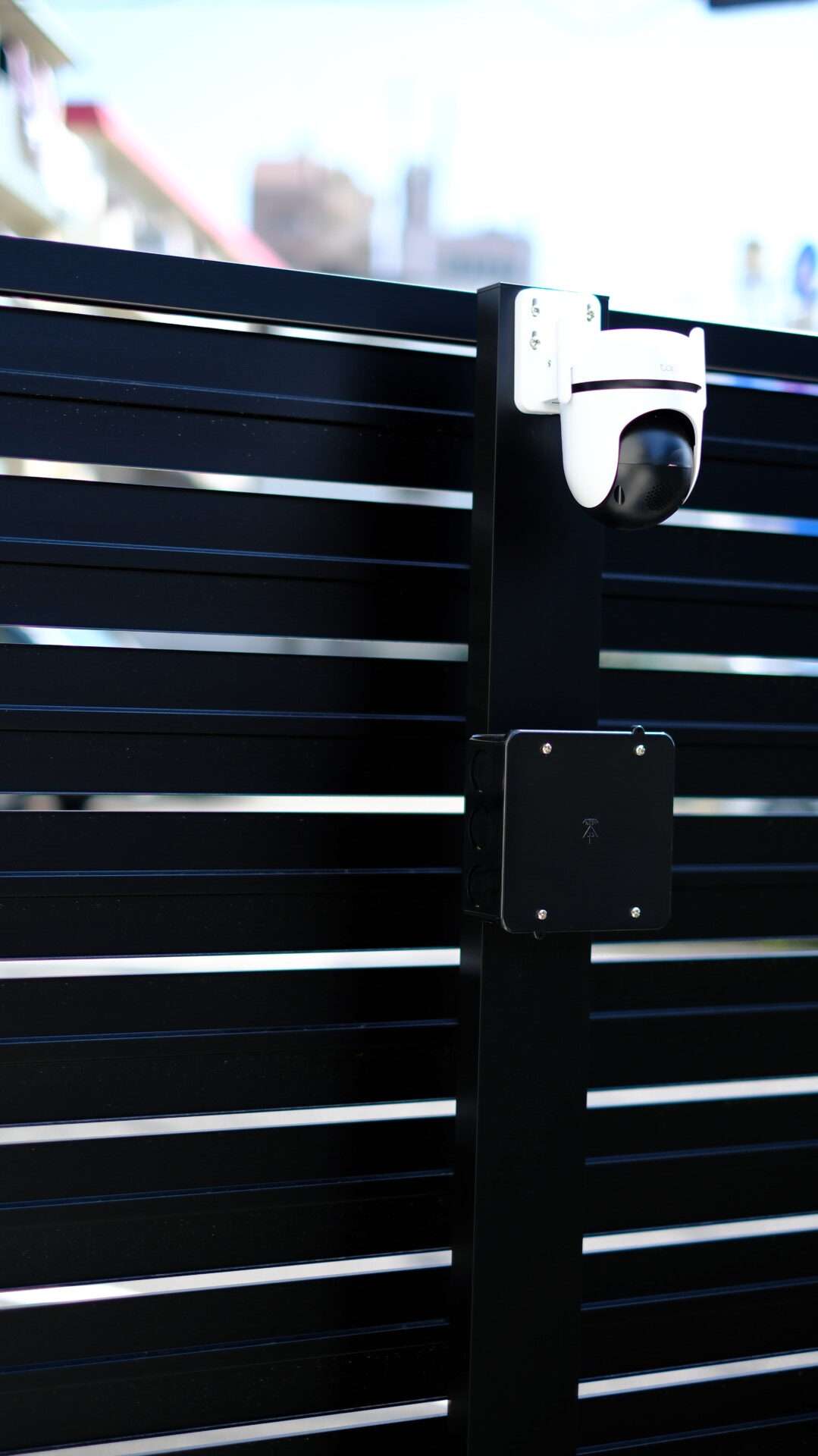 外構に設置された防犯カメラ。不審者対策として高い効果を発揮。