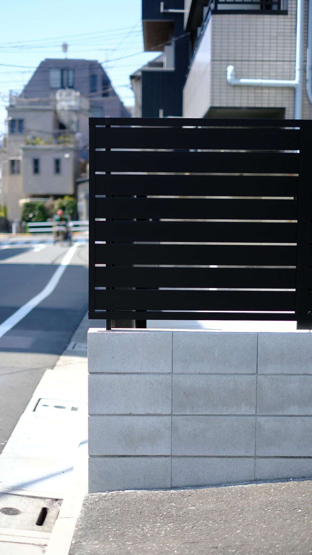 視認性と防犯性を両立した隙間のあるフェンスデザイン。
