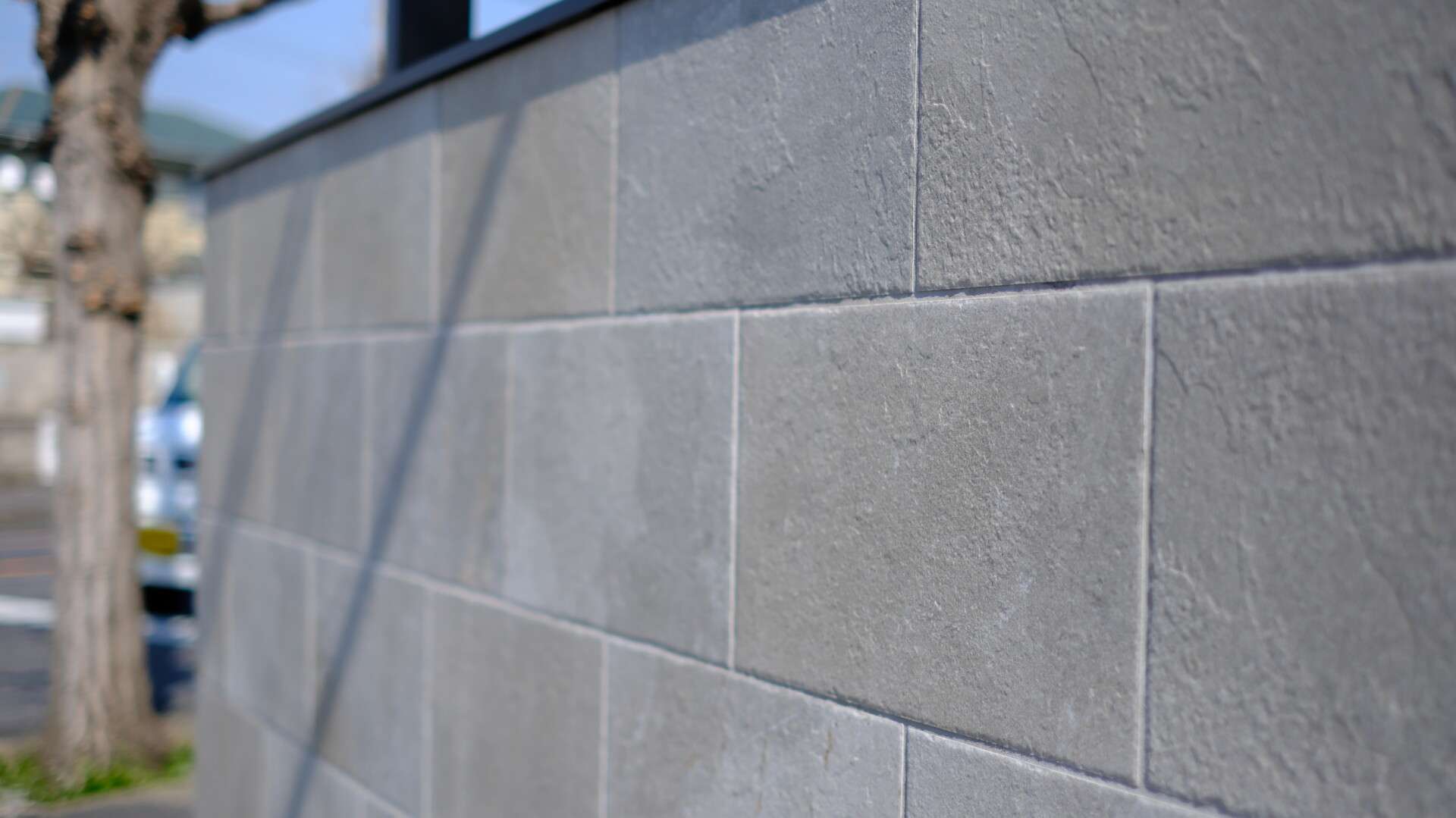 タイル門柱と塀を正面から見た外構、リビエラタイルの質感