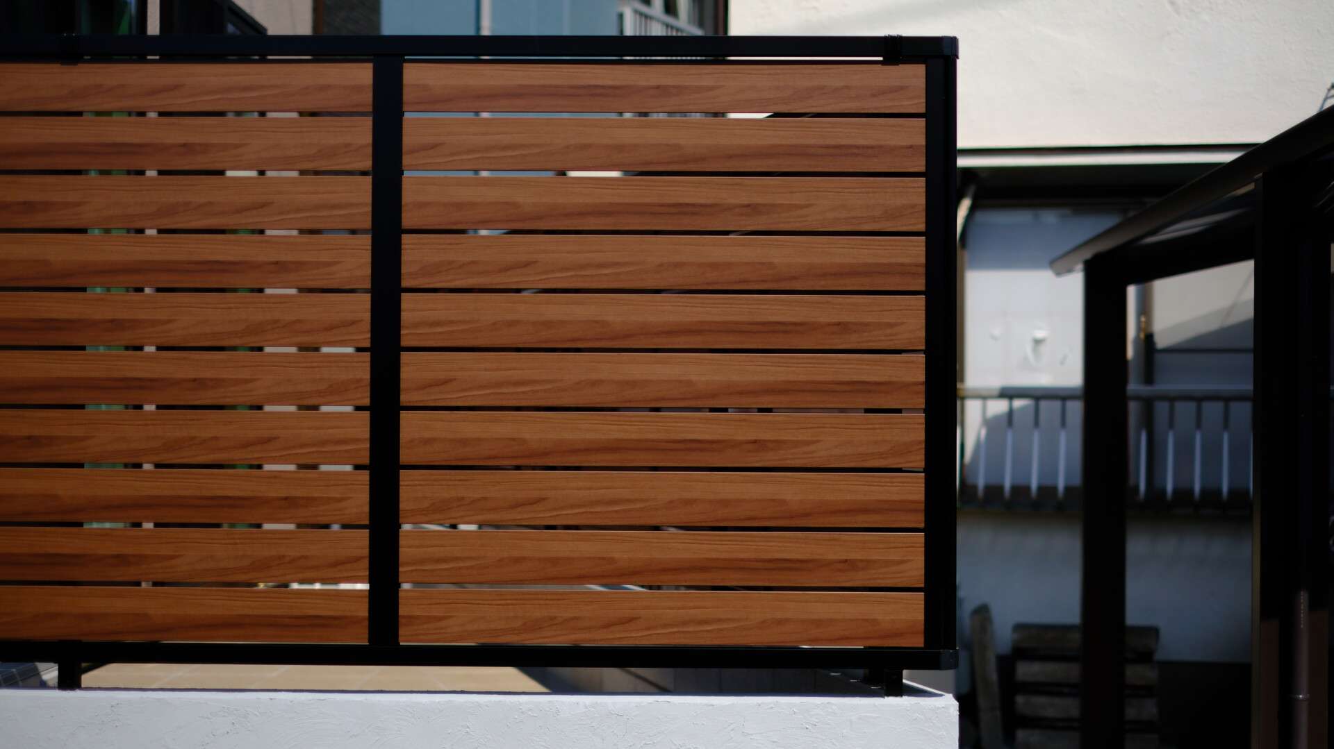 道路側に設置された目隠しフェンス、隙間があり圧迫感を抑えたデザイン