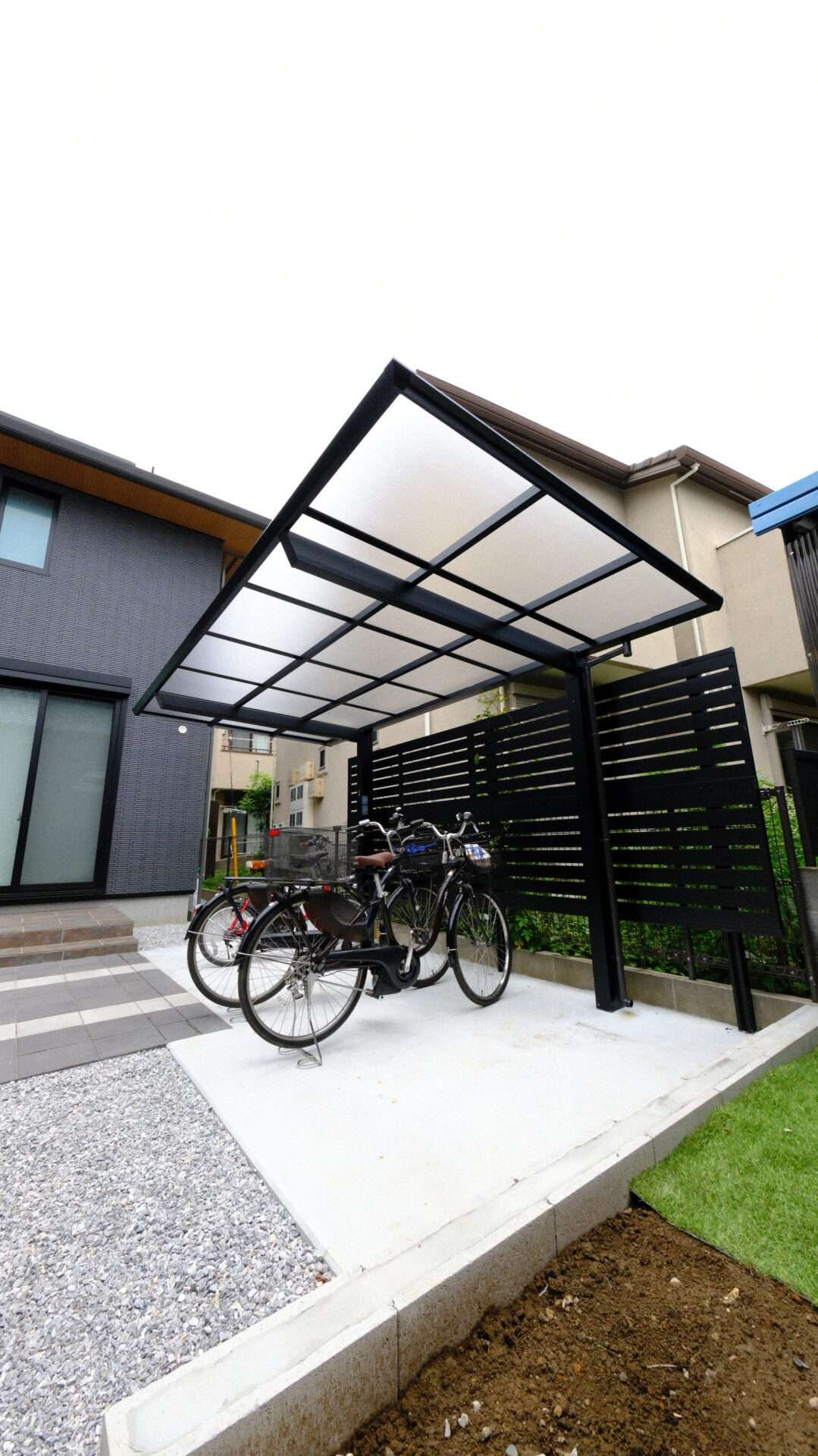 サイクルポートとアルミ製目隠しフェンスを備えた駐輪スペース