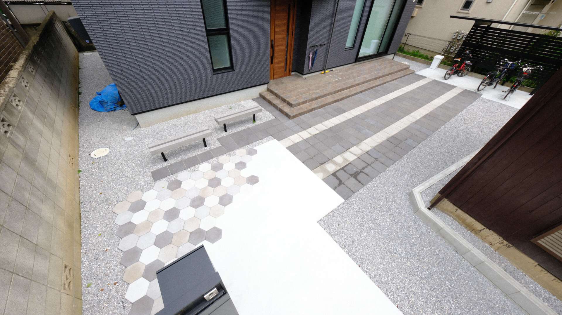 玄関前アプローチと広い砕石敷きの新築外構全景(さいたま市)