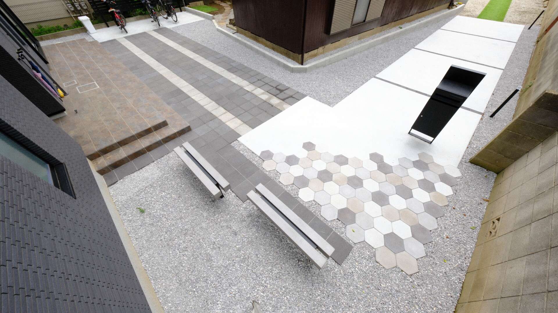 砕石敷きで雑草対策を施した広い敷地の庭部分