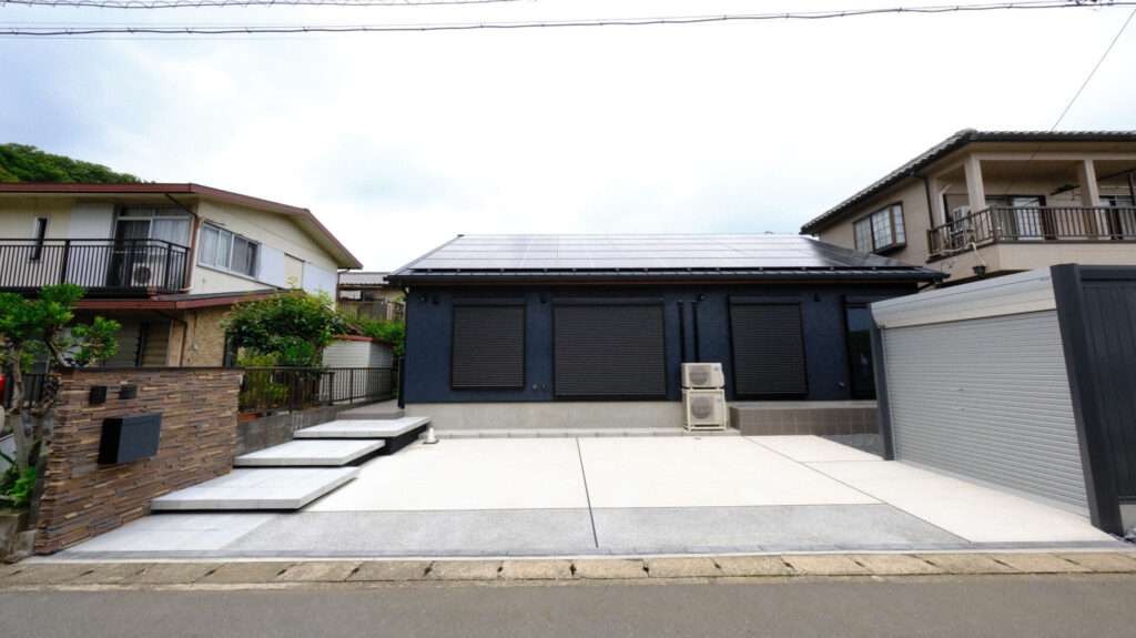 春日部市 モダン平屋の新築外構全景。浮き階段アプローチとタイル門柱が印象的なオープンスタイル。