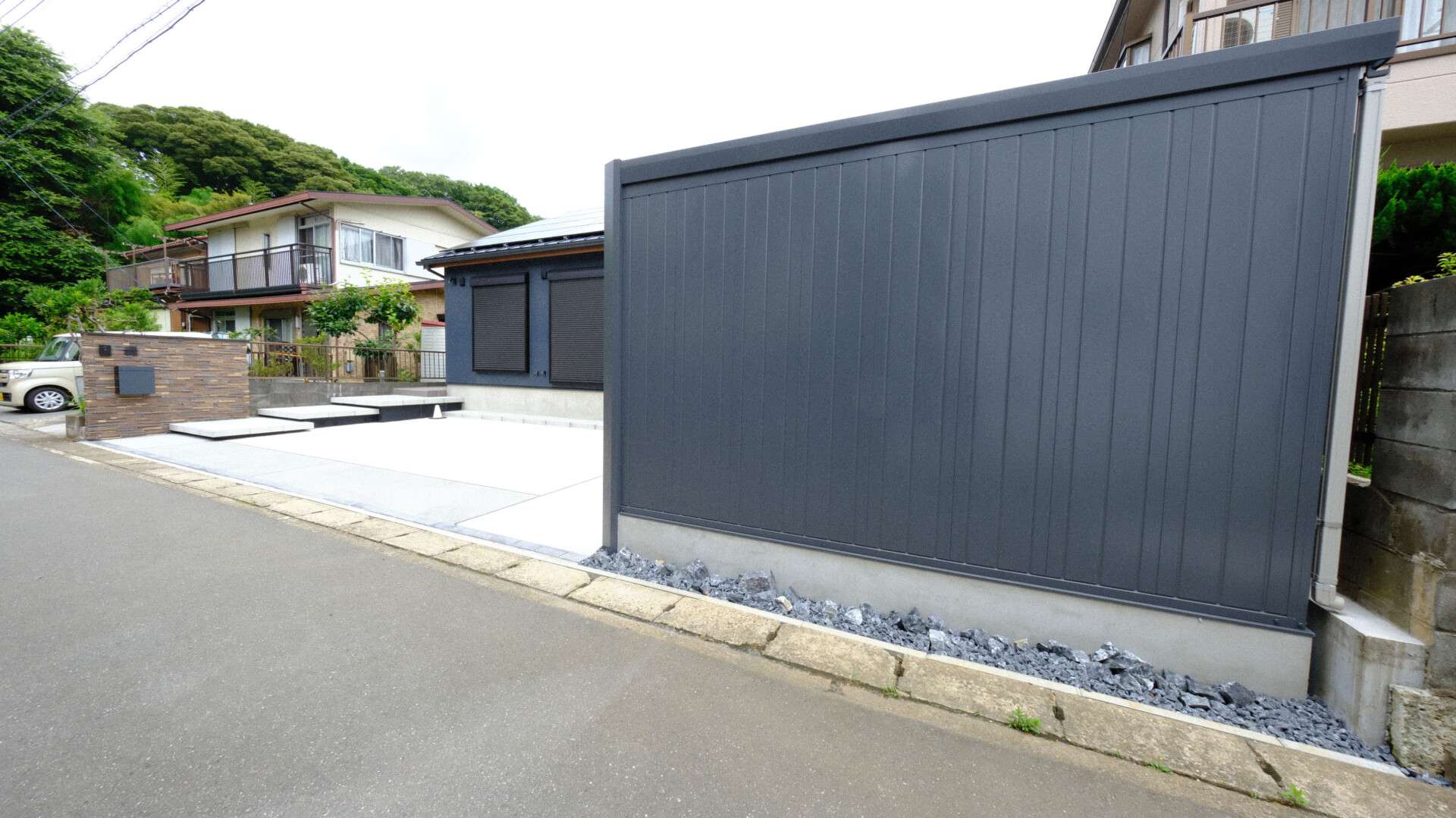 アルシアフィットの側面。デザイン性と収納力を両立した物置。