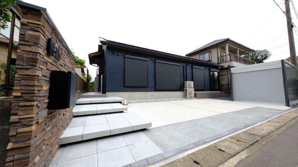 門柱横から見たアプローチ。横向き配置で開放感を確保。