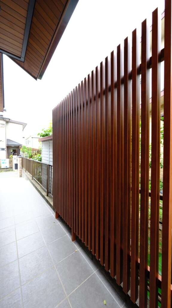 千本格子と外構全景の一部。プライバシーと風通しを両立。