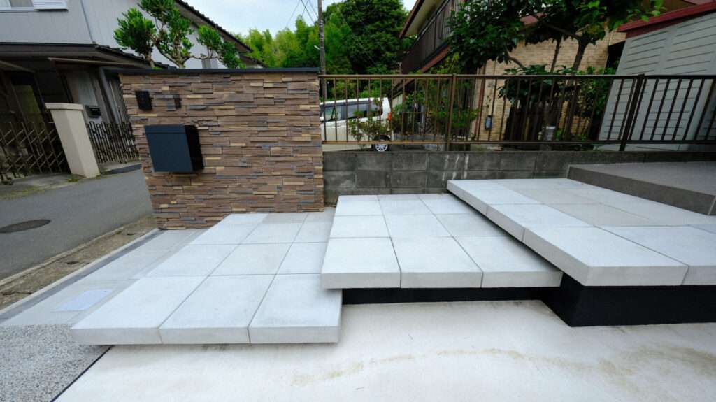 タイル門柱とアプローチ周辺。LIXILラグナロック セラスコットの凹凸感が高級感を演出。