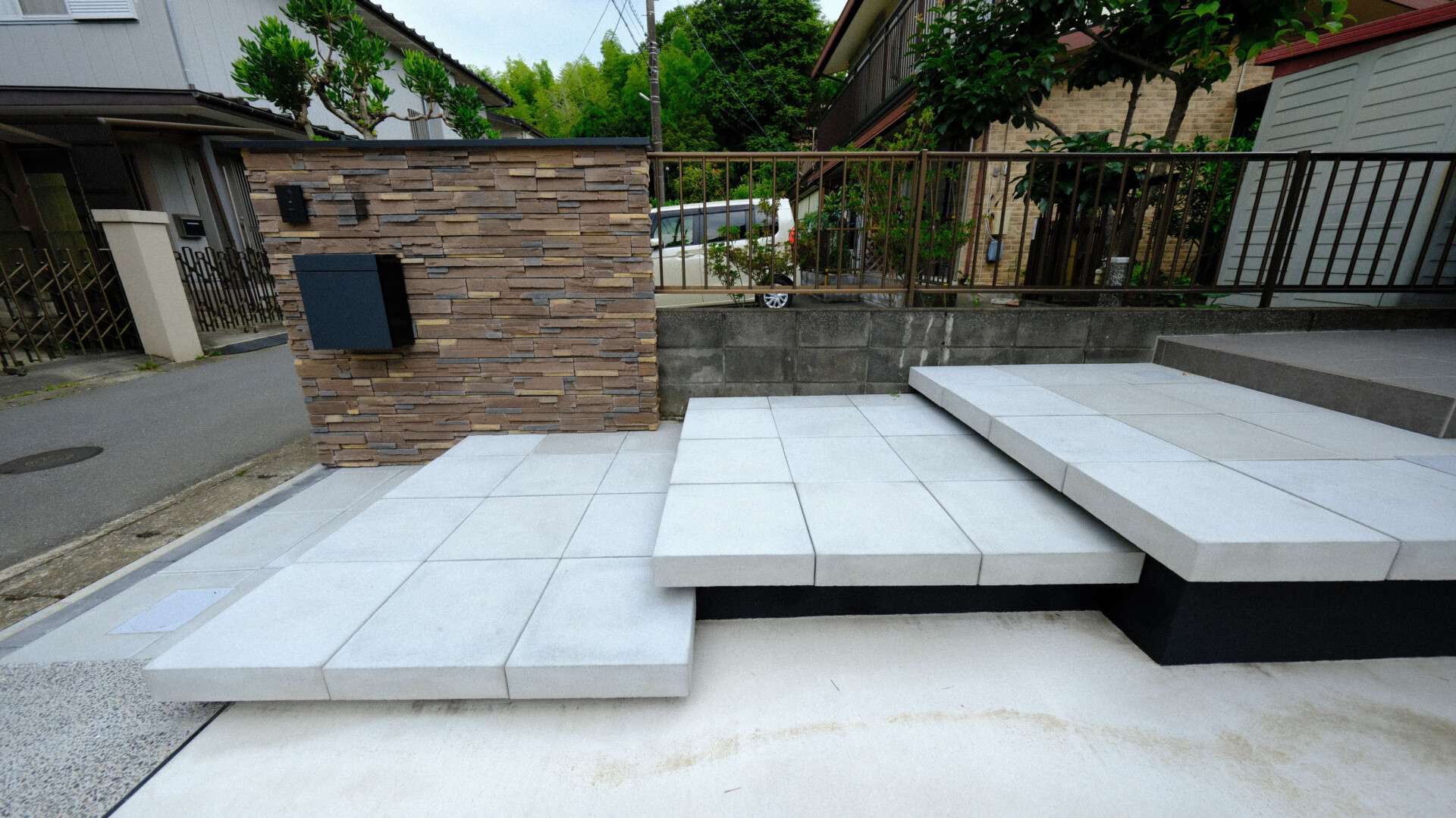 タイル門柱とアプローチ周辺。LIXILラグナロック セラスコットの凹凸感が高級感を演出。