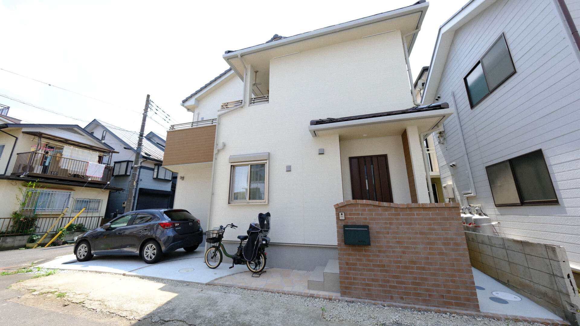 レンガ門柱とアンティーク調ポストが映える新築外構（さいたま市）
