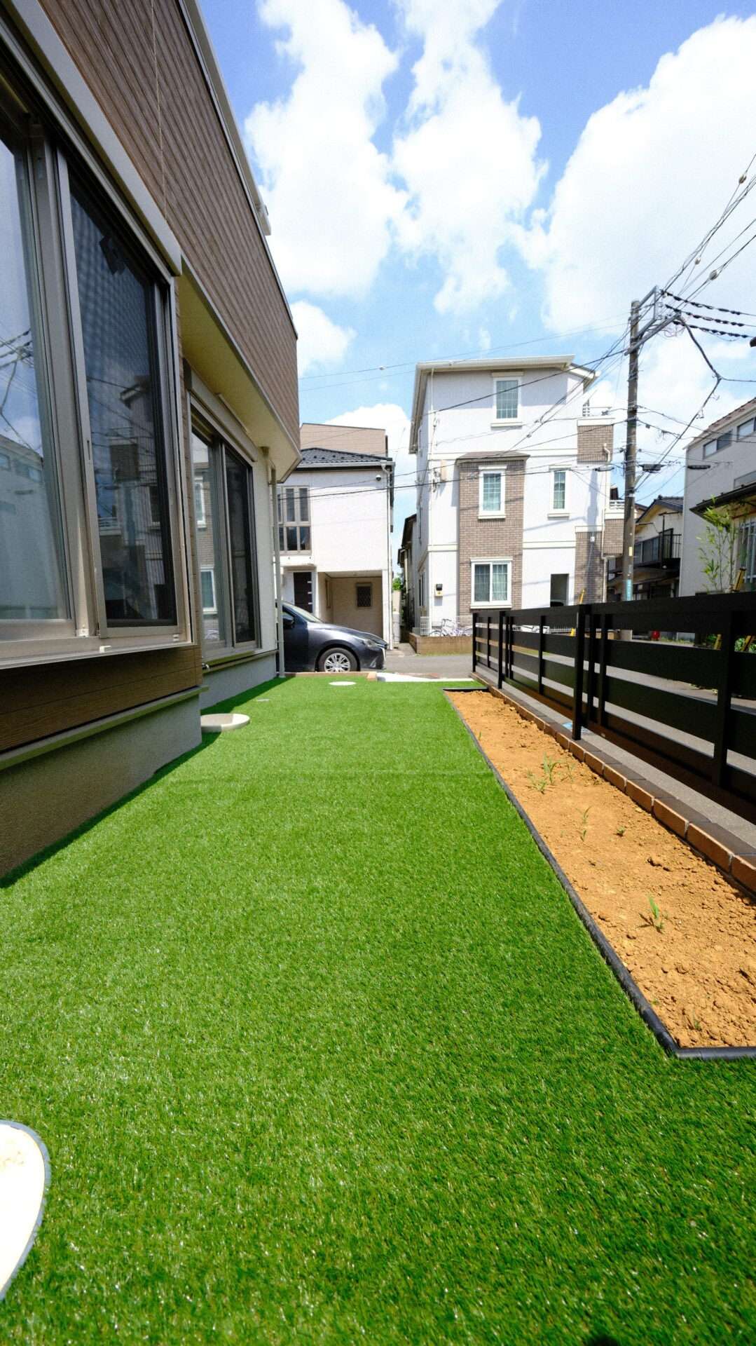 家庭菜園用の花壇と人工芝を敷いた庭まわり（さいたま市）