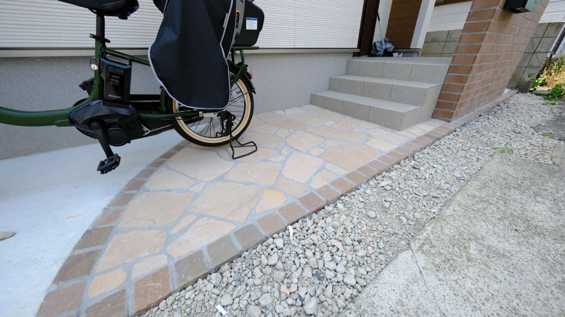 　ラジャスターン天然石を使った乱張りアプローチの施工例（さいたま市）