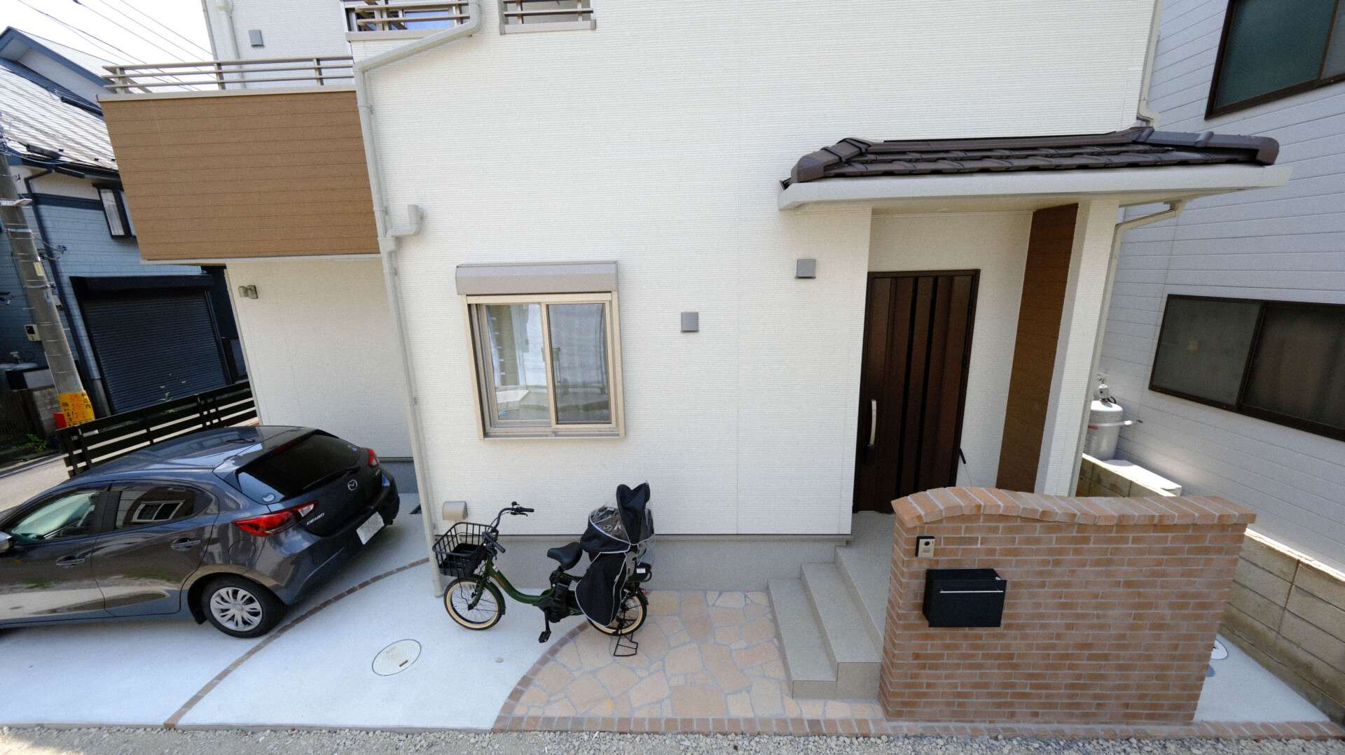 玄関へ続く天然石乱張りアプローチとレンガ門柱（さいたま市）