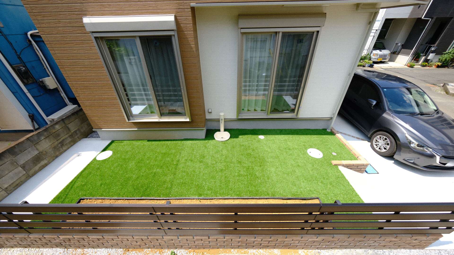 木目調フェンスと人工芝で仕上げたプライベート感のある庭（さいたま市）