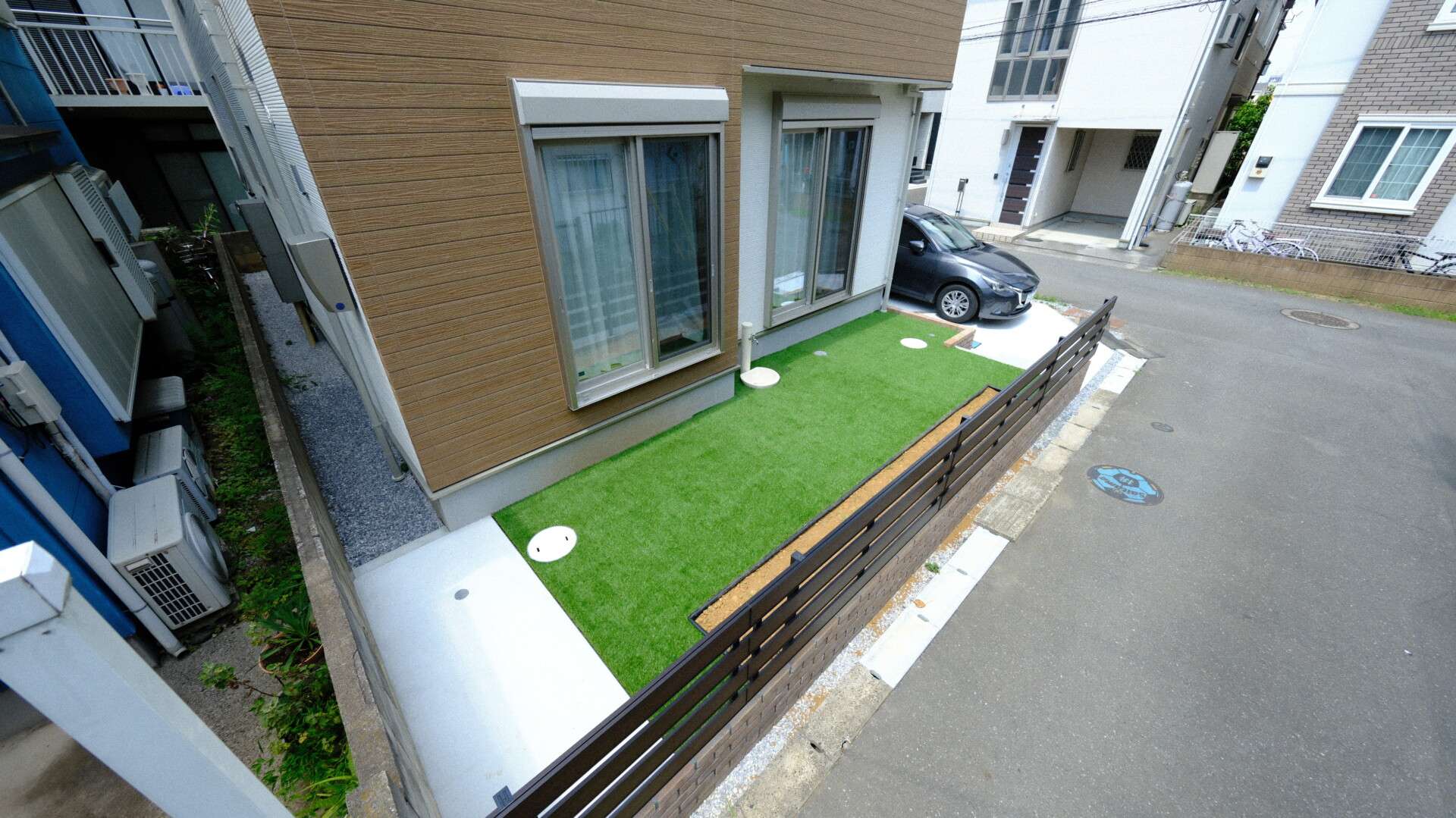 木目調フェンスと人工芝で仕上げたプライベート感のある庭（さいたま市）