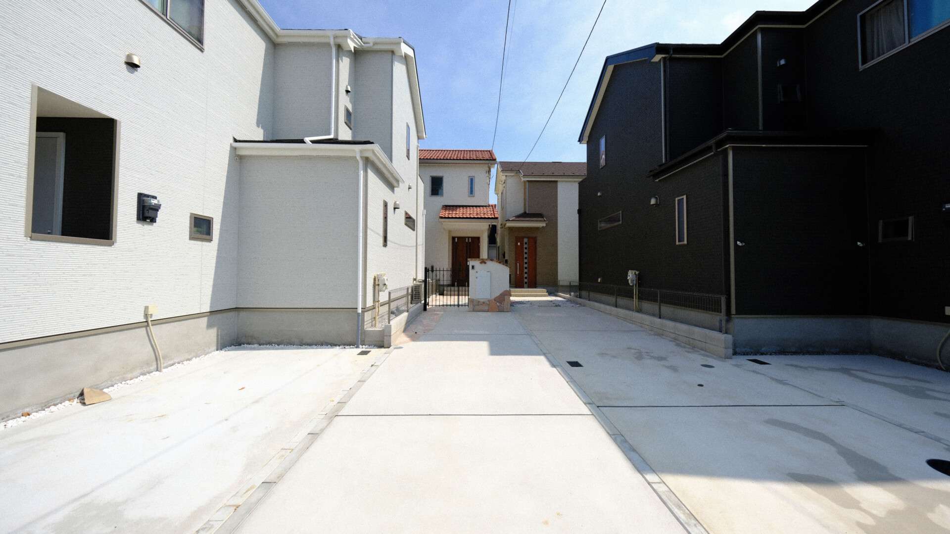 アプローチから見た外構全体の横方向ビュー